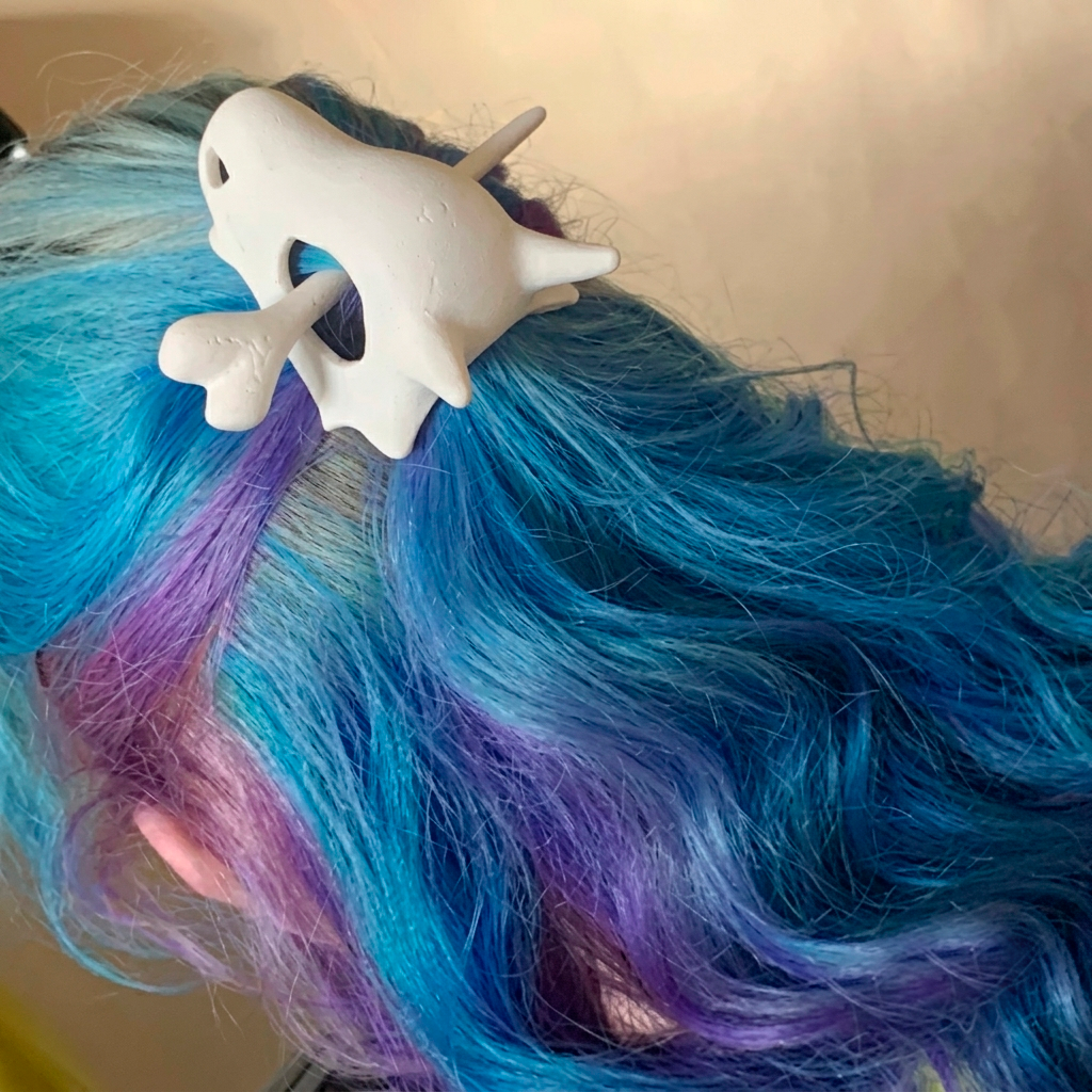 Presilha de Cabelo Cubone Pokémon Caveira e Osso Acessório Geek 3D Coque Chinês Nerd